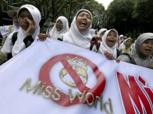 Se intensifican las protestas en indonesia contra el concurso Miss Mundo