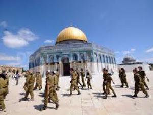 Soldados del régimen sionista invaden con total impunidad la mezquita de Al Aqsa